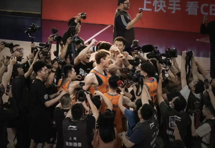 华体会体育-右侧腹内斜肌部分撕裂！王哲林：不论过程有多艰难 各位都别放弃